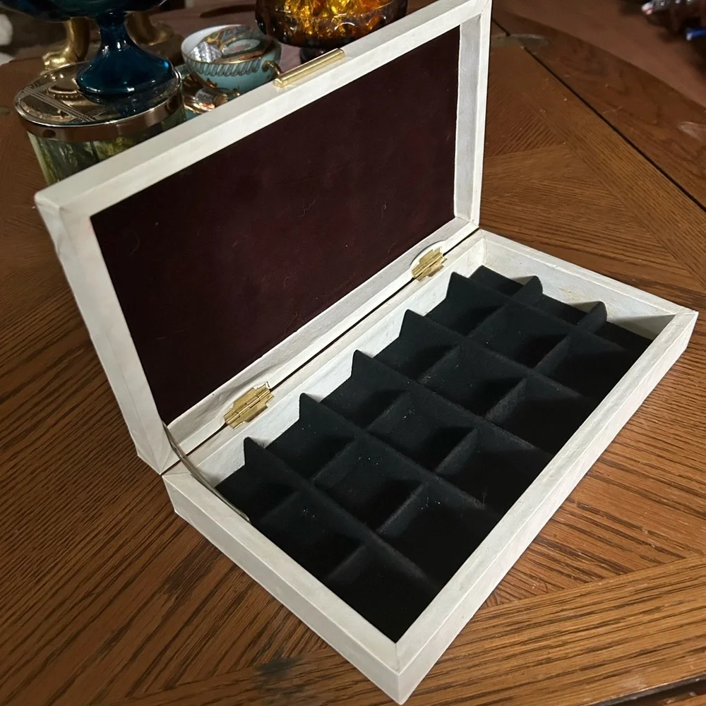 Vintage White Leatherette Jewelry Box